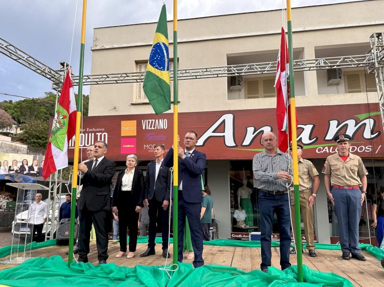 DESFILE DE 7 DE SETEMBRO REÚNE GRANDE PÚBLICO NO MUNICÍPIO DE ITAPIRANGA