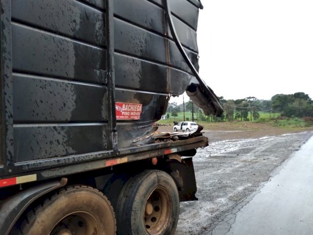 Motorista morre em acidente entre caminhões na BR-282