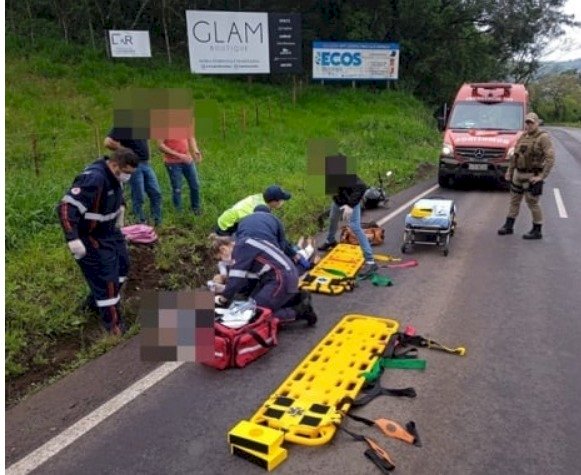 Queda de motocicleta deixa dois feridos na SC 163, em Itapiranga