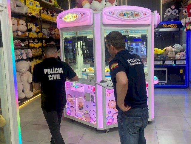 Polícia investiga fraude em máquinas de pegar bichinhos de pelúcia