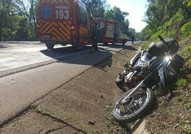 Colisão entre motocicleta e caminhão deixa ‘vítima com graves fraturas’ na BR-282