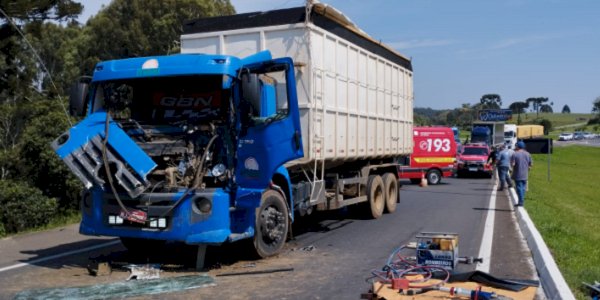 ​Motorista fica preso nas ferragens em colisão traseira entre caminhões