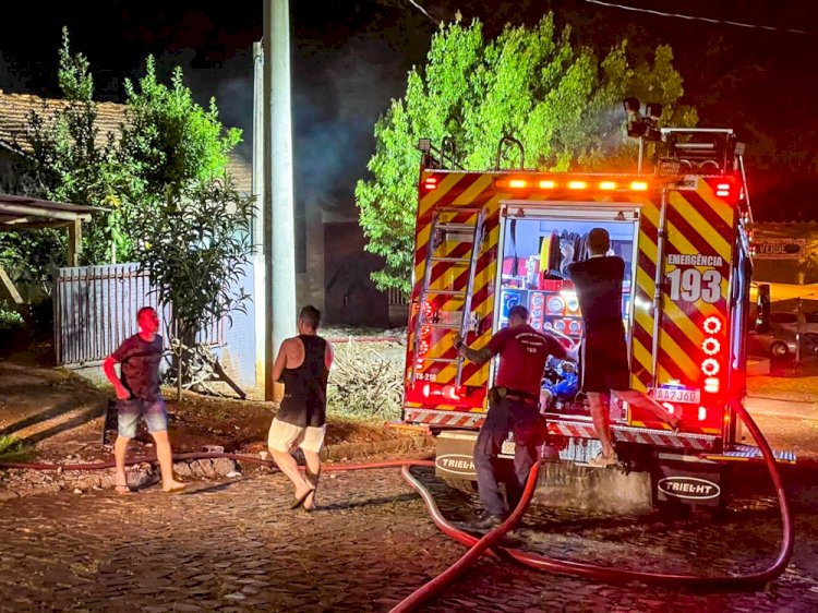 Incêndio em residência mobiliza Corpo de Bombeiros