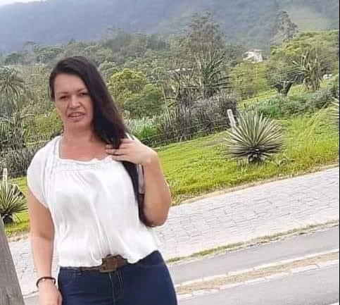 Mulher morre engasgada com pedaço de carne durante festa de aniversário