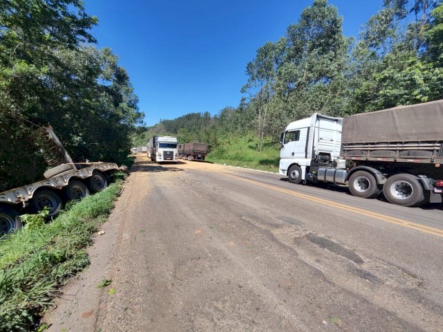 Acidente entre duas carretas causa transtornos e feridos na BR 158 em Palmitos