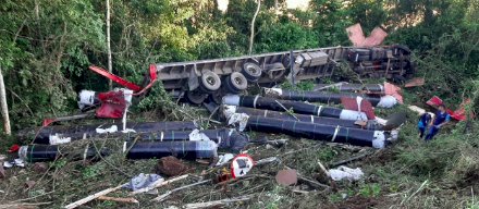 Carreta sai da pista e cai em ribanceira nas margens da BR-153