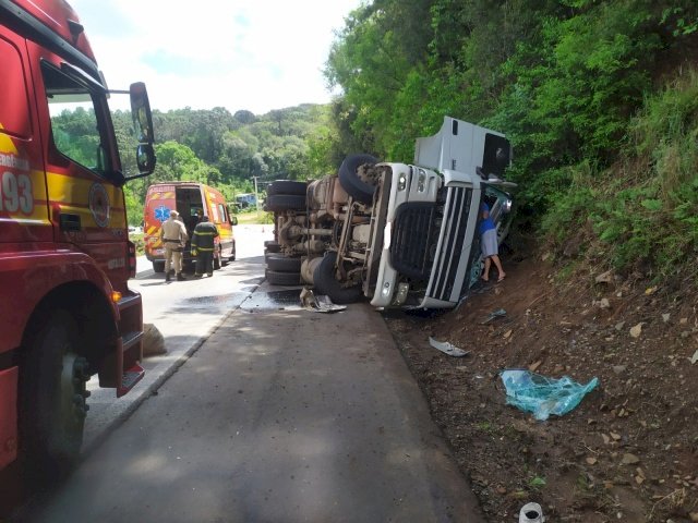 Caminhoneiro é encaminhado ao hospital após tombamento de veículo na BR-282