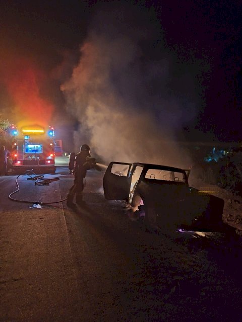 Incêndio destrói caminhonete