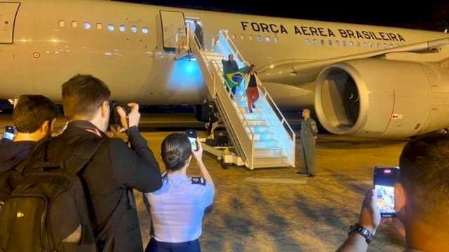 Avião da Força Aérea Brasileira com 211 brasileiros repatriados de Israel pousa em Brasília