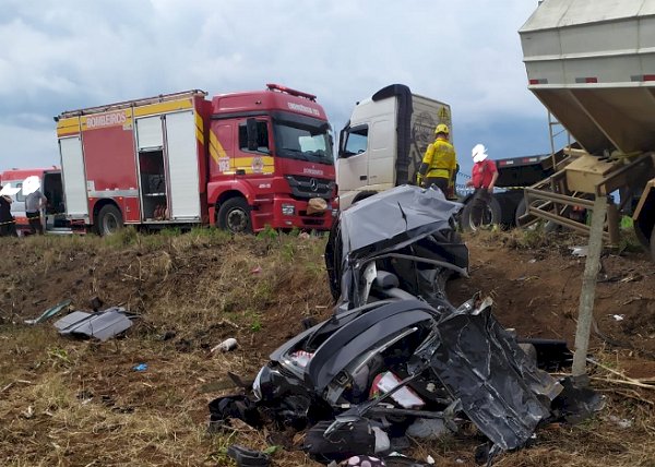 Grave acidente entre carro e caminhão causa 4 óbitos no Oeste