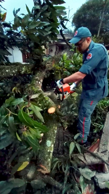 Chuva, ventos fortes e granizo causam transtornos em pelo menos nove municípios do Extremo Oeste de SC