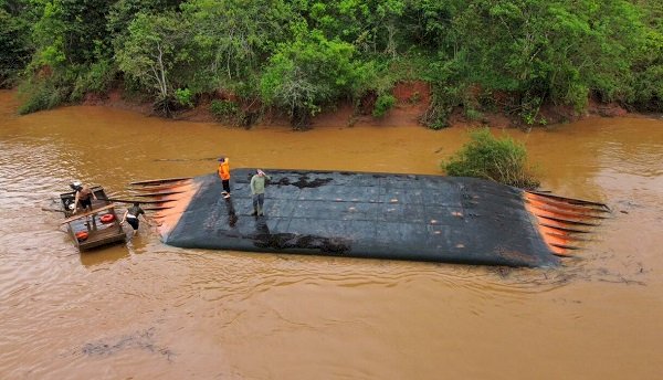 Balsa vira e caminhão desaparece nas águas do rio Uruguai