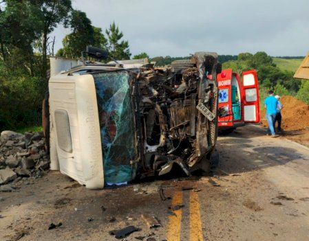 Caminhões que realizavam manutenção em rodovia colidem e deixam dois feridos na BR-470