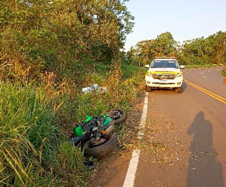 Motociclista perde a vida ao sair da pista e colidir contra barranco no Oeste