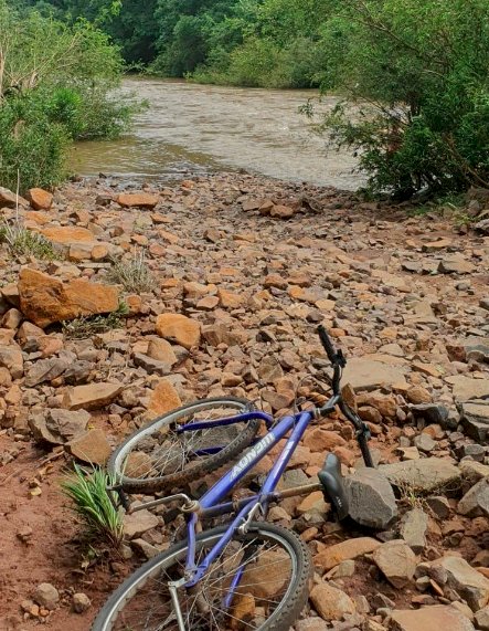 Adolescente sai para andar de bicicleta e é encontrado sem vida dentro de rio no Oeste