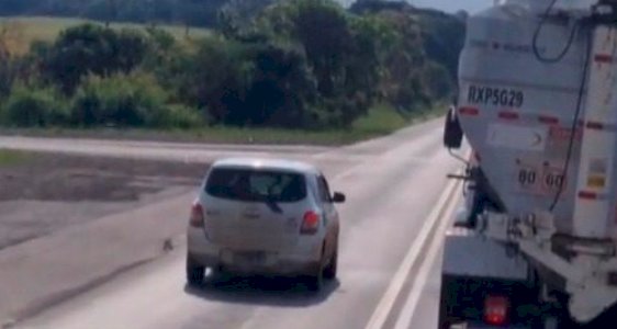 Caminhoneiro flagra carro do Detran de SC cometendo infração gravíssima