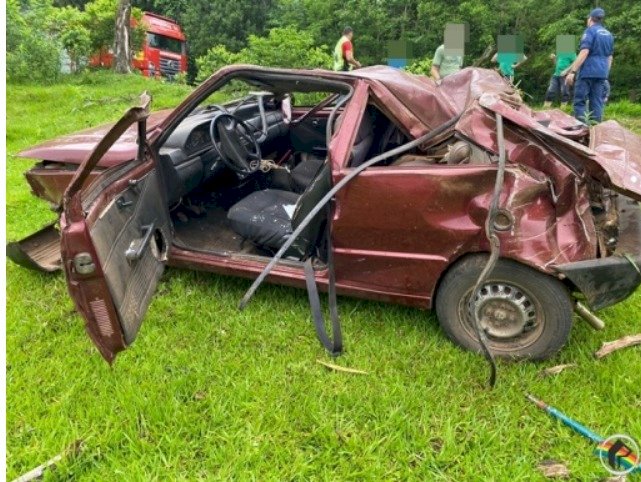 Jovem sofre ferimentos em tombamento de veículo no interior de Itapiranga