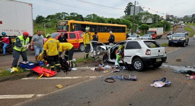 Motorista perde controle de carro e cai da BR-480 na marginal em Chapecó