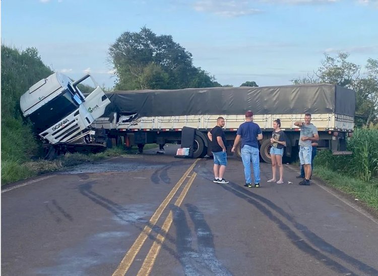 Acidente envolvendo carreta emplacada no Paraguai é registrado na RSC 163 em Tenente Portela