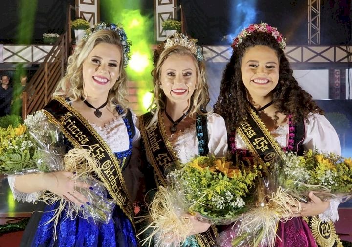 Débora, Paula e Cíntia são as novas soberanas da Oktoberfest de Itapiranga