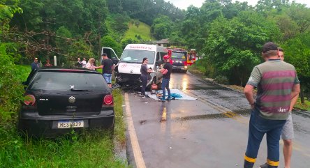 Sete pessoas são encaminhadas ao hospital após acidente entre van e carro em Saudades