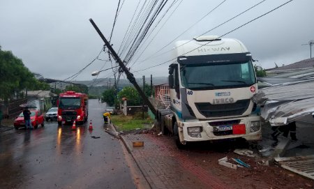 Caminhão fica sem freio e atinge residência em Chapecó