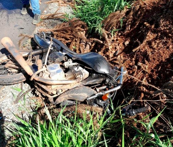 Homem fica ferido em grave acidente entre moto e caminhonete no Oeste de SC