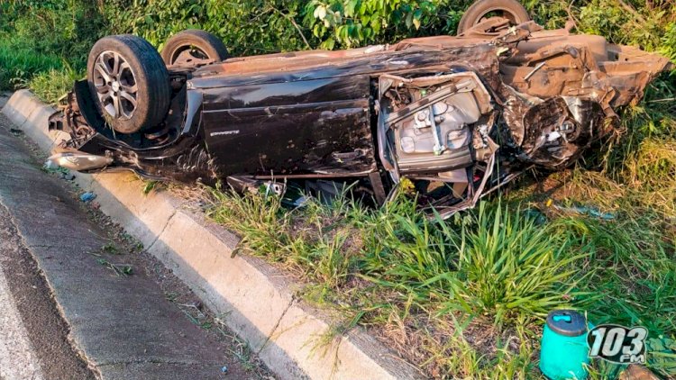 Motorista foge após causar capotamento e deixar própria filha ferida para trás na BR-282