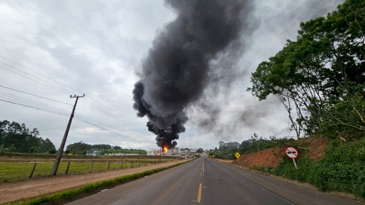 URGENTE: Incêndio atinge depósito da Maxsul em Chapecó