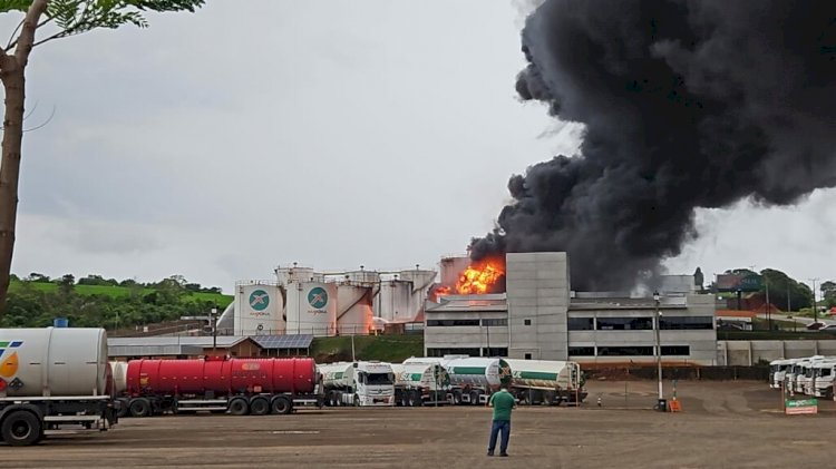 URGENTE: Incêndio atinge depósito da Maxsul em Chapecó