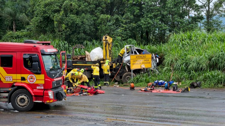 Grave colisão entre caminhões na SC-157 entre Chapecó e Coronel Freitas