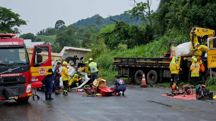 Grave colisão entre caminhões na SC-157 entre Chapecó e Coronel Freitas