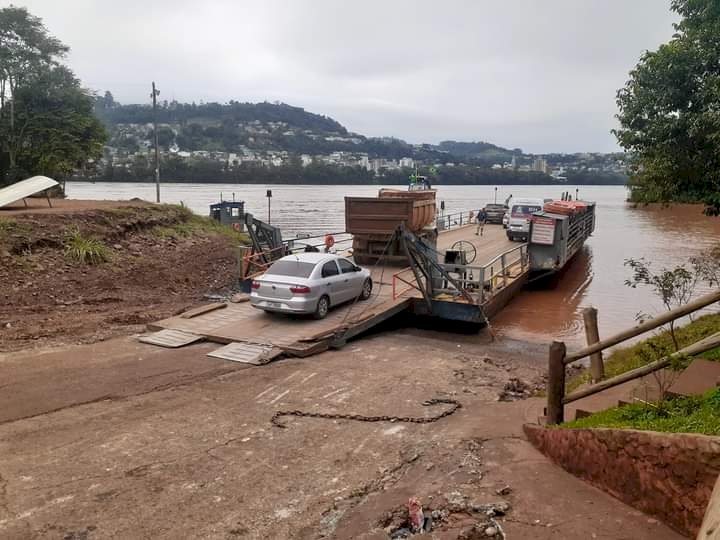 Balsa que faz a travessia entre Barra do Guarita e Itapiranga, voltou a operar nesta segunda