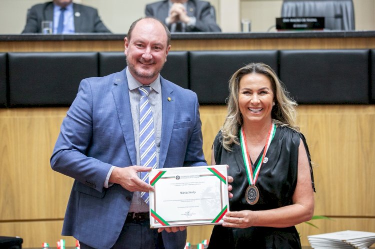 Mauro De Nadal entrega Comenda do Legislativo à produtora rural Márcia Stuelp