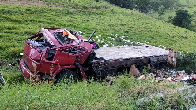 Caminhão sem freio sai da pista, capota e motorista sai com ferimentos leves