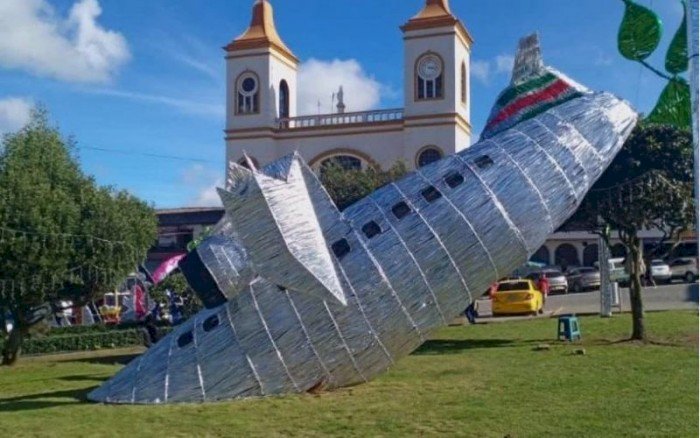 Réplica de avião da Chapecoense é colocada em praça de cidade colombiana e revolta moradores