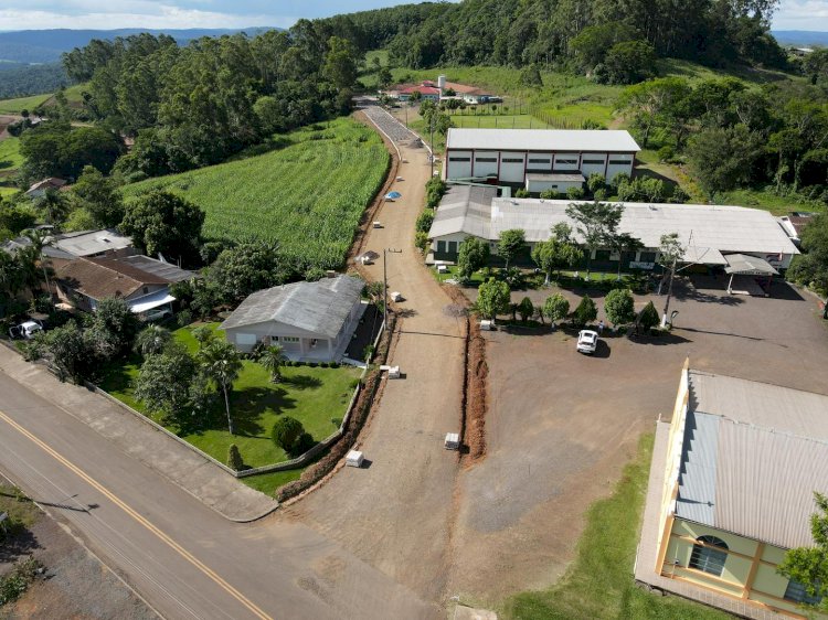 Acesso a escola municipal de Linha Santo Antônio está sendo pavimentado