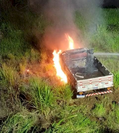 Caminhonete é destruída pelo fogo no Extremo-Oeste