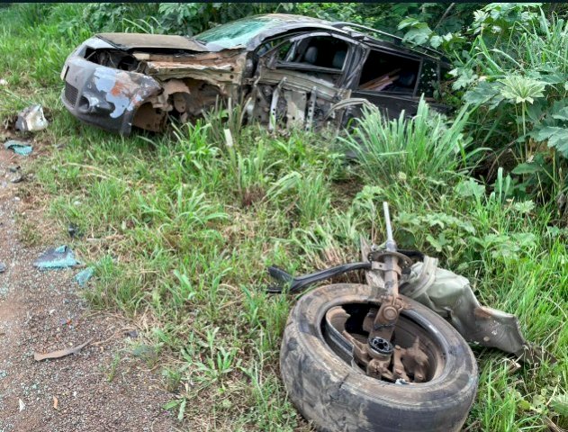 Cinco pessoas ficam feridas em colisão envolvendo caminhão e dois carros