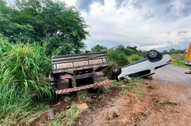 Cinco pessoas ficam feridas em colisão envolvendo caminhão e dois carros