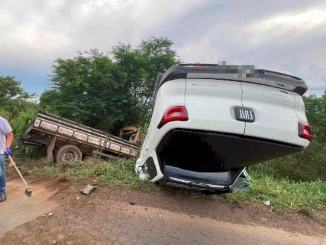 Cinco pessoas ficam feridas em colisão envolvendo caminhão e dois carros