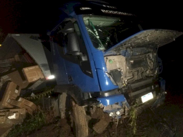 Homem fica ferido após tombar caminhão carregado de televisões na BR-282