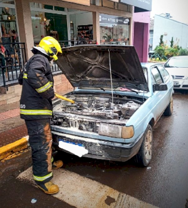 Incêndio atinge motor de veículo em Iporã do Oeste