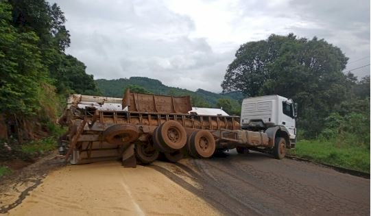 Caminhão tomba na SC-283 e interrompe totalmente o trânsito