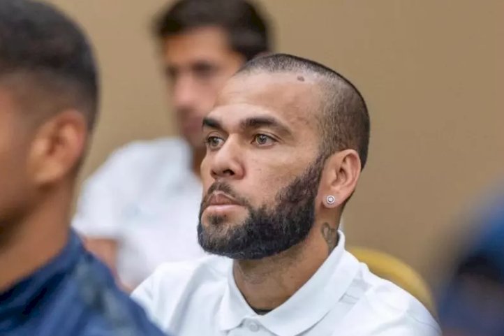 Vítima de Daniel Alves pede 12 anos de prisão para o jogador e indenização