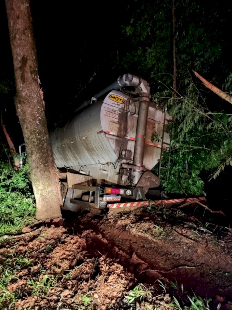 Caminhão fica sem freios e condutor pula do veículo no Oeste de SC