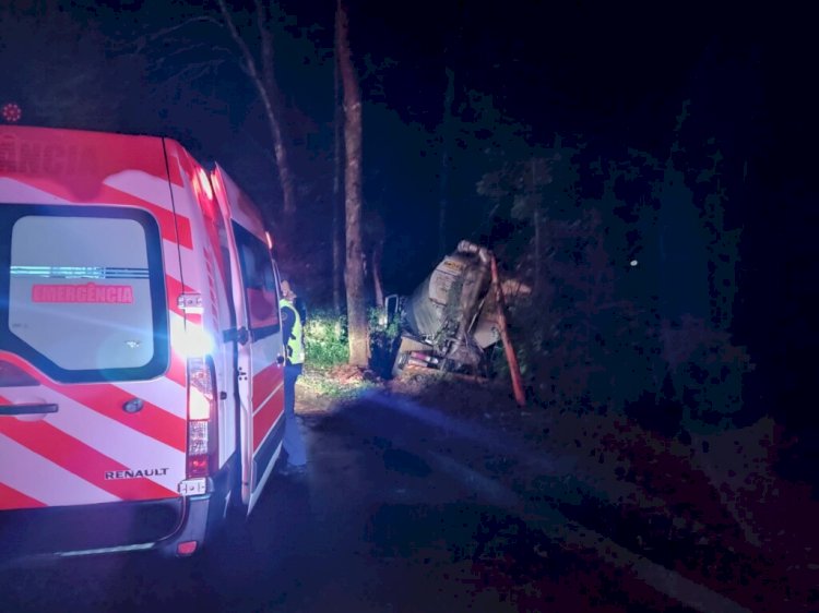 Caminhão fica sem freios e condutor pula do veículo no Oeste de SC