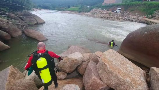 Menina de 4 anos é procurada após escorregar de pedra e cair em rio em SC