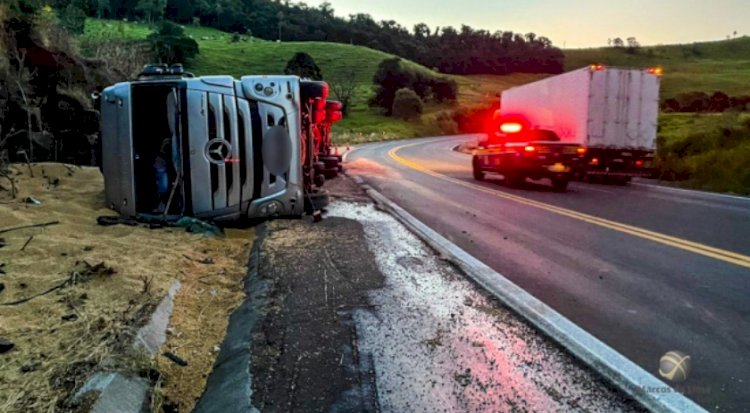 Carreta carregada de soja tomba na BR-282 entre SMOeste e Maravilha