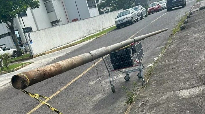 Dupla é flagrada furtando poste com carrinho de compras em plena luz do dia